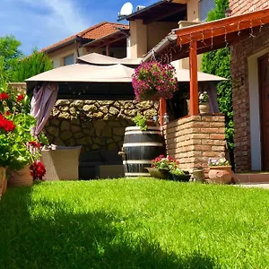 janicsar-garden-apartment.egerhotels.net/
